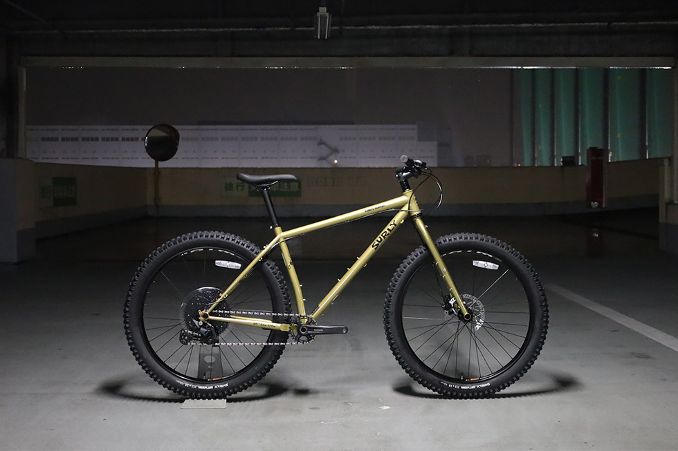 街に映えるマウンテンバイクSURLY KARATEMONKEY | TWOPEDAL