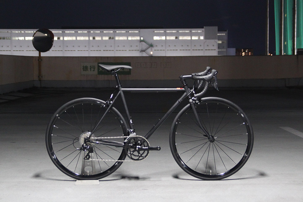 FUJI BALLAD Ω(バラッド オメガ) 2026｜街に映えるクロモリロード